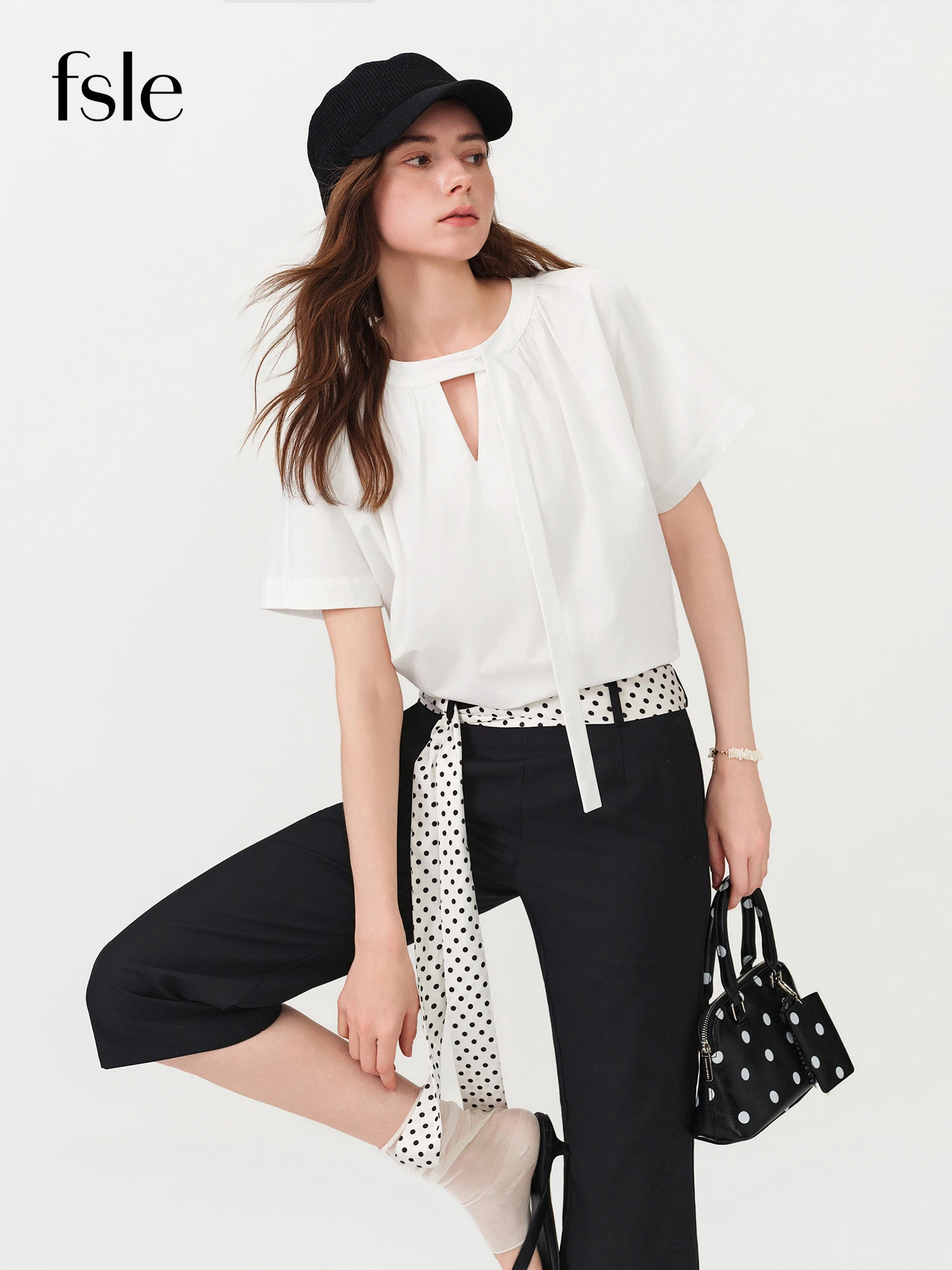 

Женская футболка FSLE из чистого хлопка с коротким рукавом, летняя коллекция 2026, новый стиль, свободный крой, рукава «летучая мышь», ажурный V-образный вырез, французский стиль