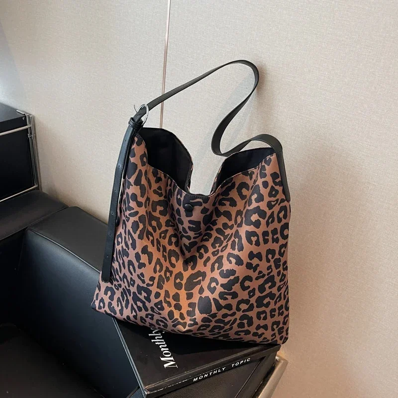 

Leisure and Relaxing Large Capacity Leopard Pattern Bag for Women New Autumn and Winter Commuter Shoulder Bag Tote Bucket Sac