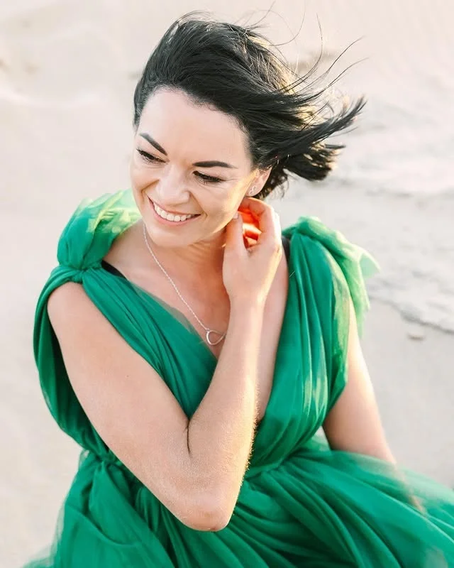 ชุดราตรีสีเขียวคอวีลึกทรงเอไลน์ยาวกรอมพื้น ดีไซน์หรูหราสำหรับงานพรอม งานเลี้ยง และงานพิธีการต่างๆ