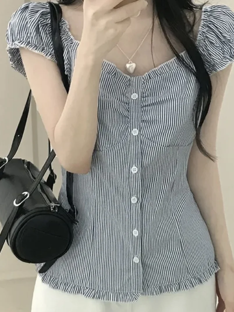 シックなブルーストライプバブルスリーブシャツ女性のスリムフィット夏の新しいスタイル半袖シャツファッショナブルな通勤スタイルの服