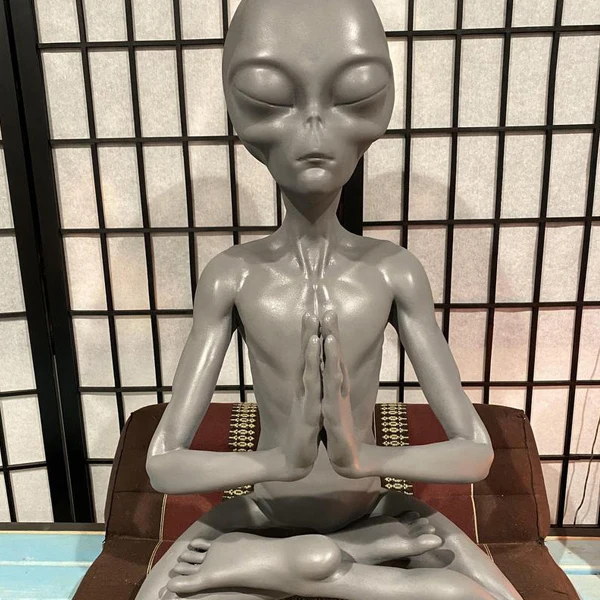 

Witchcraft Meditation Alien Statue Mini Resin Ornament Alien Garden Home Office Yard Art Decor for Indoor Outdoor