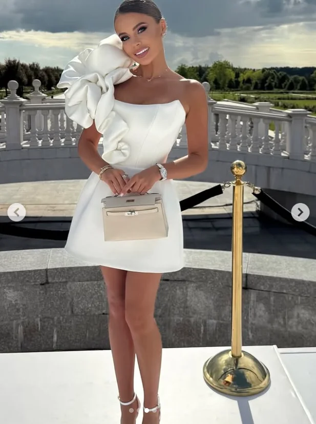 فستان حفلة موسيقية قصير أنيق من الساتان مكشكش بطبقات رداء حفلات على شكل حرف A تصميم جديد فساتين حفلة موسيقية صغيرة بدون ظهر بدون أكتاف