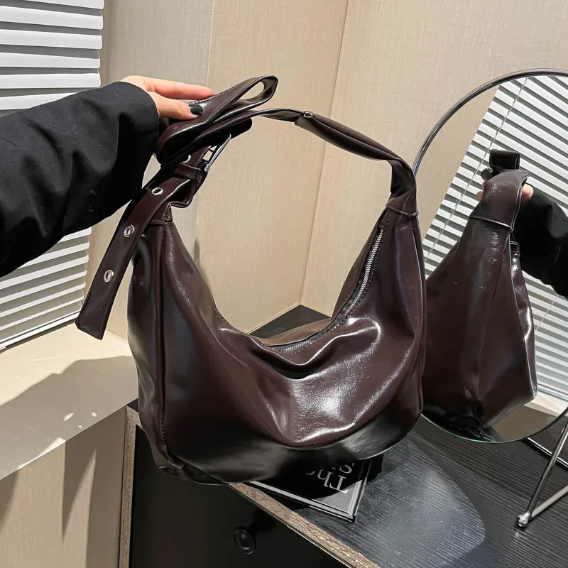 

Premium shoulder messenger bag soft leather dumpling commuter bag