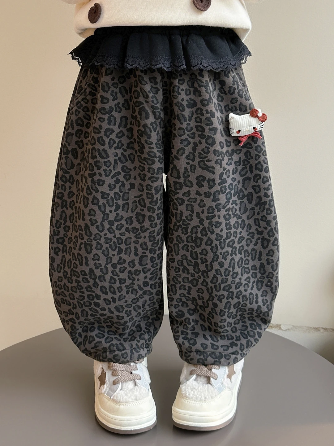 

Детские повседневные брюки на флисовой подкладке для девочек, осень-зима 2025, новые, с мультяшным леопардовым принтом, уличная одежда, детская одежда, размер L
