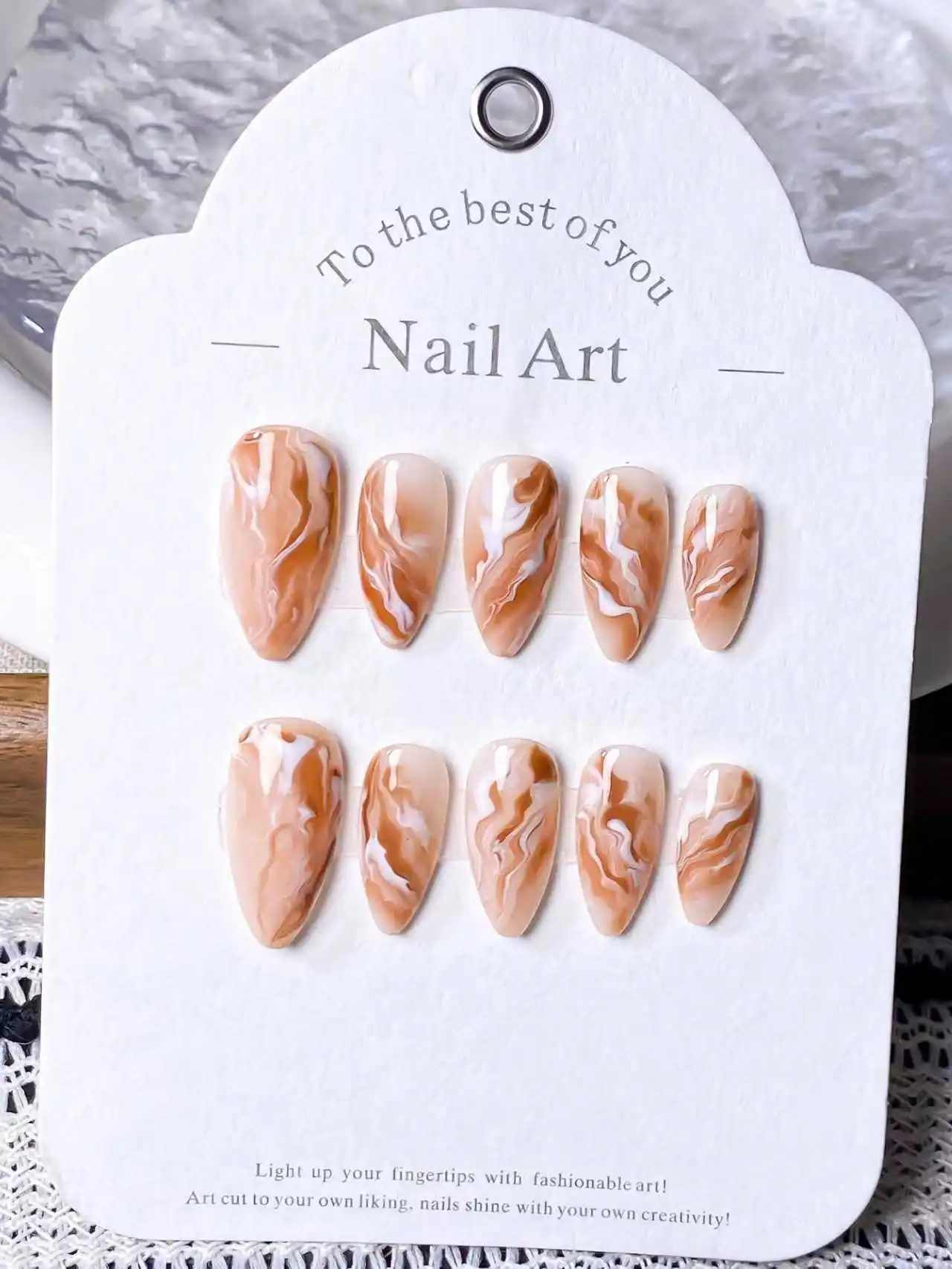 10 قطع، أظافر لوز مصنوعة يدويًا، خطوط متدرجة باللونين البني والأبيض، بسيطة ولكنها أنيقة، جودة عالية. #1