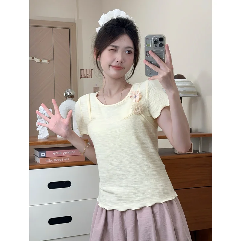 Camiseta de manga corta Flota Gentle Strap para mujer, con decoración de pin creativo desmontable, adornos florales 3D, corte ajustado, top de verano
