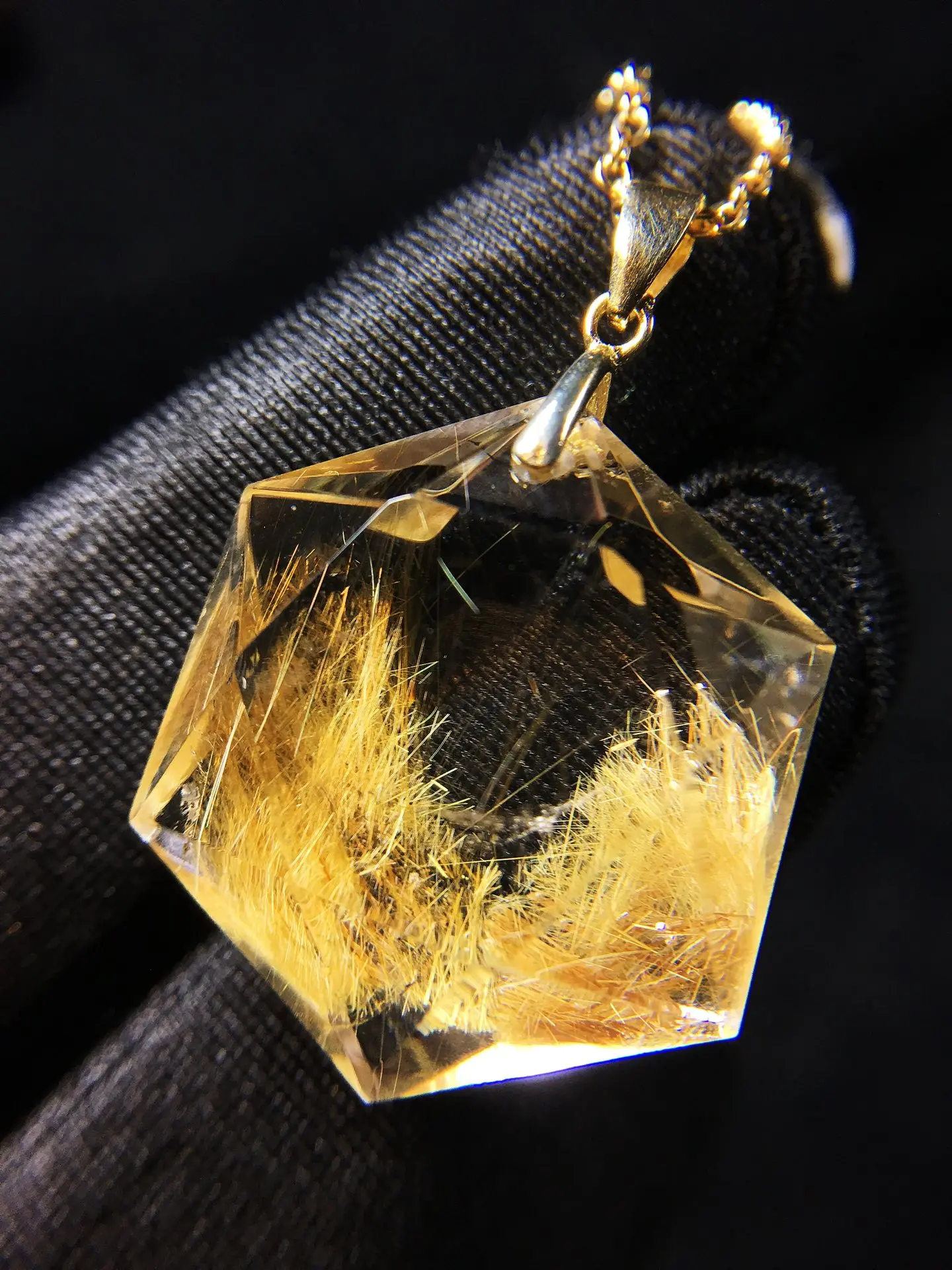 

Natural Gold Rutilated Quartz Pendant Barrel Rutilated Quartz Jewelry 24.8*24.8*9.1mm Flower Love Women Brazil AAAAAAA