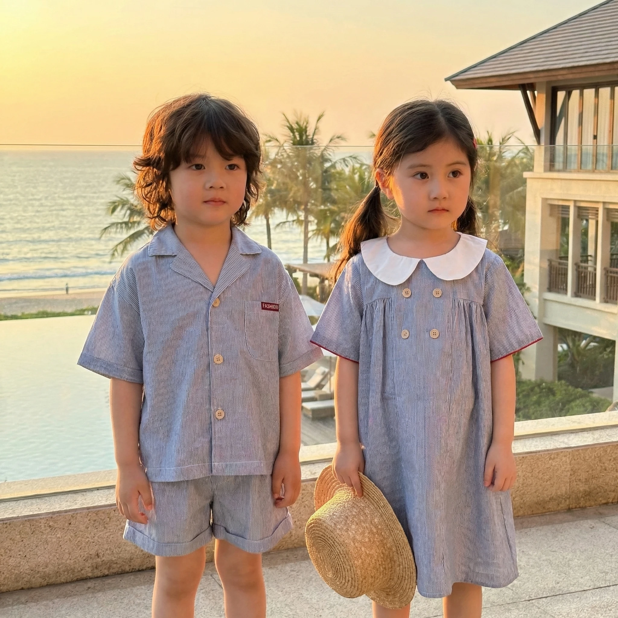 Conjunto de Verano para Niños de 1 a 8 Años, Estilo Preppy, Vestido Blanco con Cuello Peter Pan para Niñas, Camisa a Rayas para Niños, Pantalones Cortos con Cintura Elástica, 2 Piezas