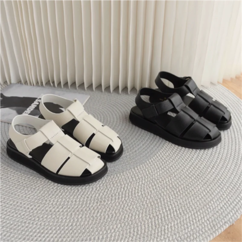 i-nuovi-sandali-estivi-da-donna-con-un-cinturino-decorativo-a-forma-di-gabbia-intrecciata-in-pelle-di-vitello-che-inconfia-una-tecnica-sutil-il-m