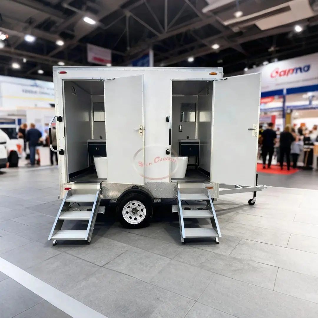 Rimorchio per WC mobile da esterno Design portatile a due scomparti Soluzione sanitaria trainabile dall'aspetto semplice bianco grigio