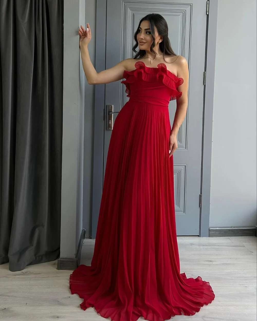 

Одинаковые модные шифоновые плиссированные драпированные трапециевидные длинные платья без бретелек по индивидуальному заказу, платья для особых случаев на заказ, высокое качество