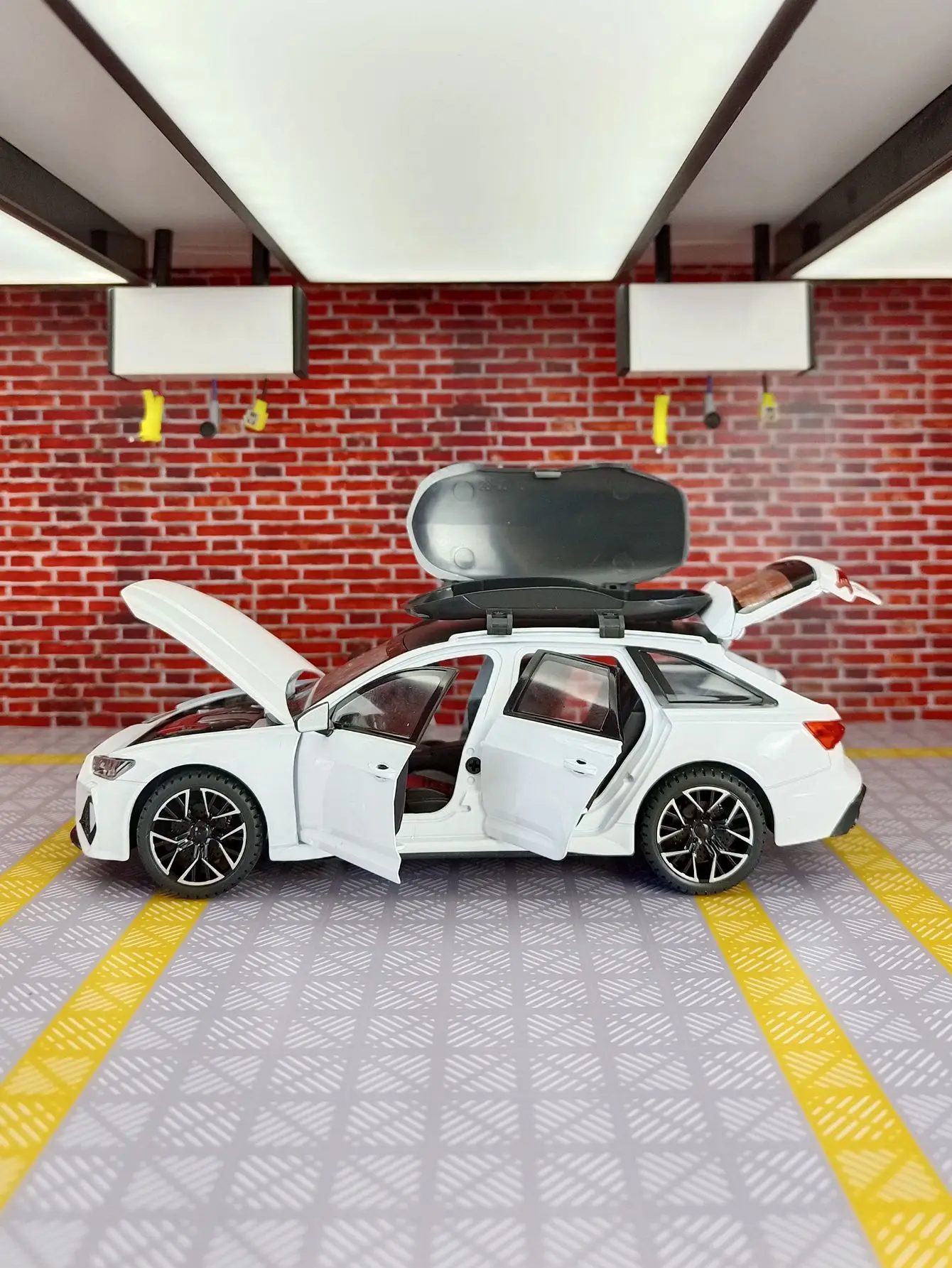 

1:24 RS6 crock car alloy car model ornaments pull back acousto-optic doors can open children's birthday gifts fine workmanship