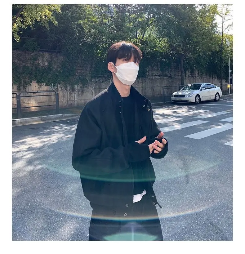 

Мужская куртка из шерстяной смеси коричневого цвета: модный городской стиль, эстетичный дизайн, крутой и современный образ для молодежи