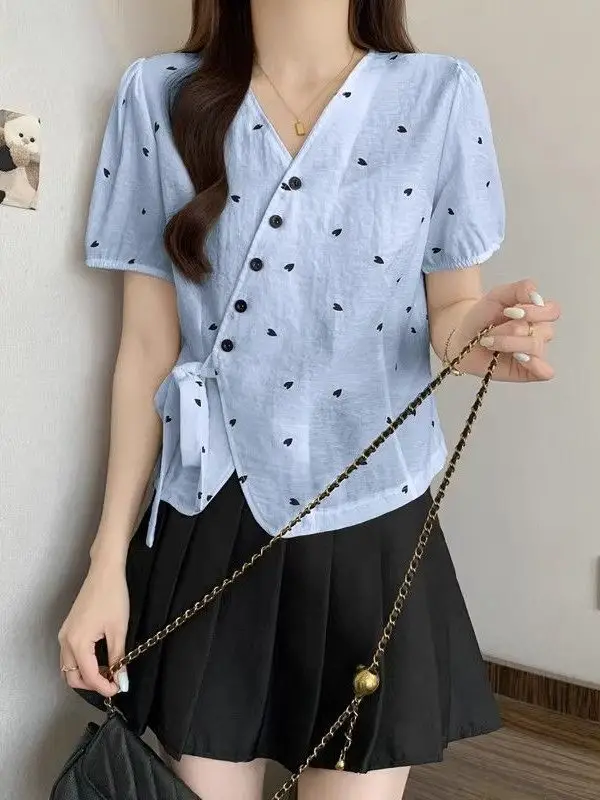 

Женский топ с принтом в виде сердечек, V-образным вырезом, коротким рукавом, модный дизайн, с поясом на талии, укороченный, в стиле ретро, для повседневной носки, на пуговицах.