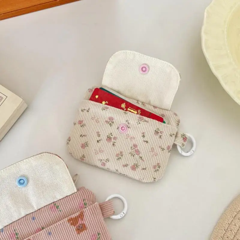 Niedliche Cord-Münztasche mit Blumenmuster und Herz-Druckknopf, perfekt zum Aufbewahren von Münzen, Lippenstiften, Ohrhörern für den täglichen Gebrauch. – Detail 5