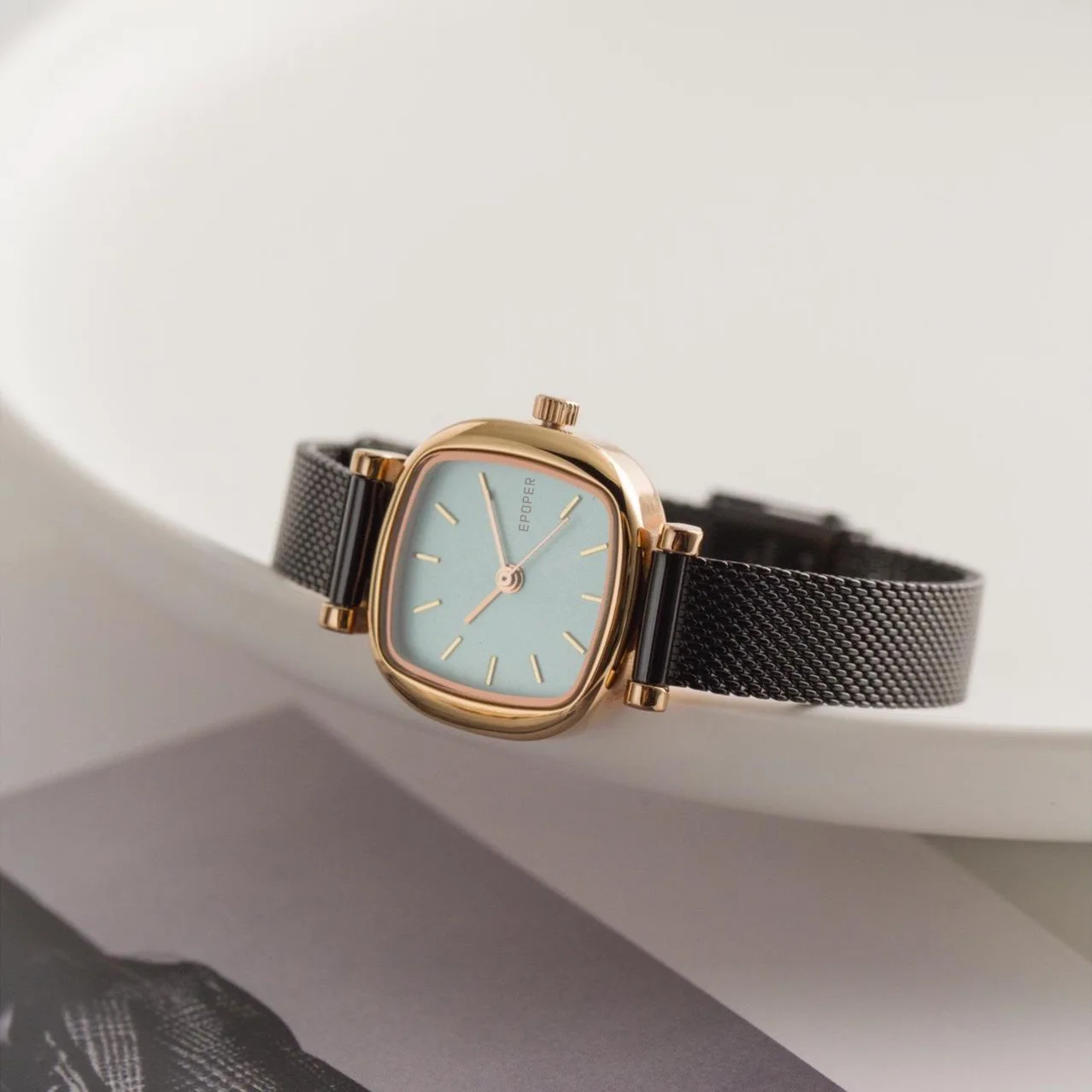 ساعة مربعة صغيرة جديدة، أزياء ريترو فاخرة خفيفة، ساعة نسائية راقية، ساعة يد نسائية بسيطة ومتعددة الاستخدامات وأنيقة.