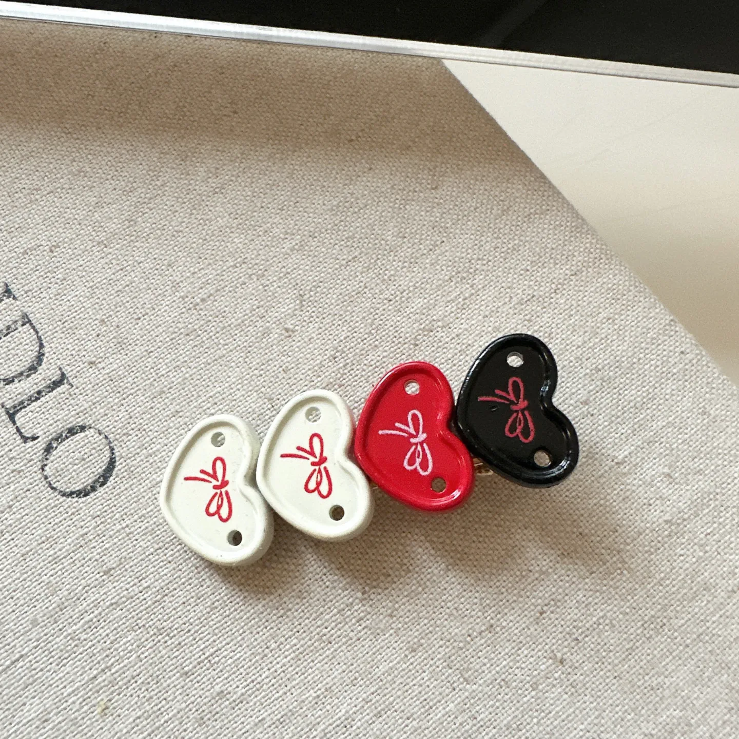 

Premium Resin Heart Bow Color Block Duckbill Bangs Clip for Flyaway Side Hair Cute Versatile Lightweight Daily Wear