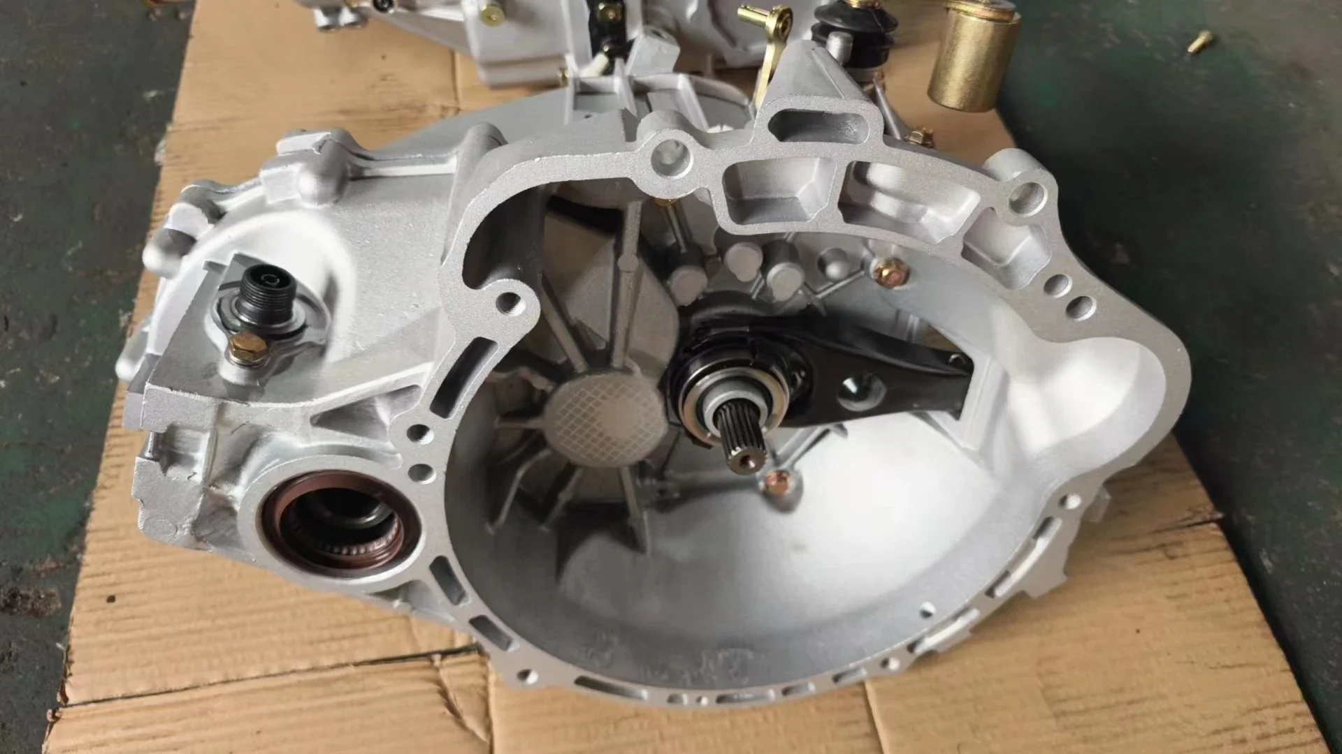 Transmission Gearbox Parts Gearbox for Geely 148 S160 S170 S170b1 Gearbox