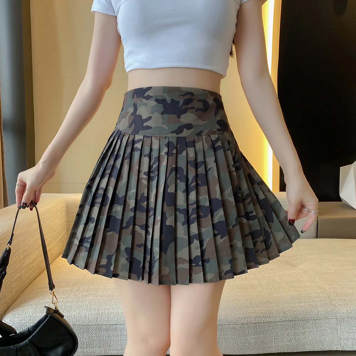 New  fine grid pleated skirt with high waist and slimming effect, short pleated skirt with A-line  hugging design