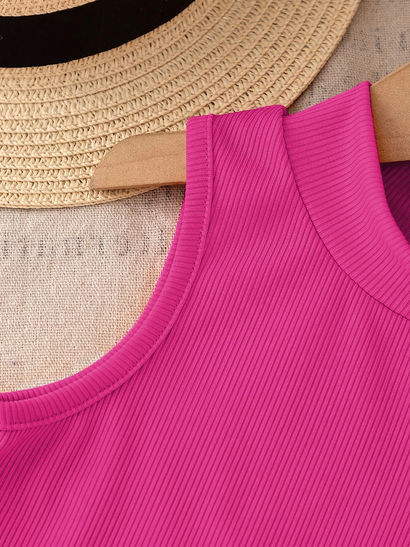 Sommer-Zweiteiler für Mädchen: Magenta ärmelloses Oberteil mit Stehkragen und weit geschnittene Hose mit großem Lilien-Print – Stilvolles Outfit – Detail 3