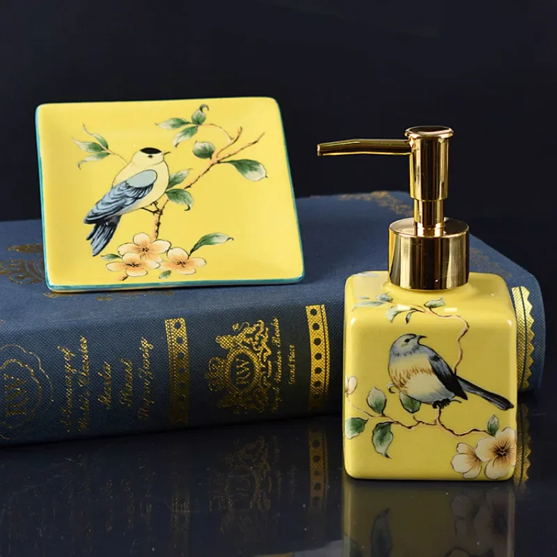 

2pcs/Set Ceramics Bath Accessories Kit American Hand Drawn Style Lotion Bottle Soap Dish Household Bathroom Supplies