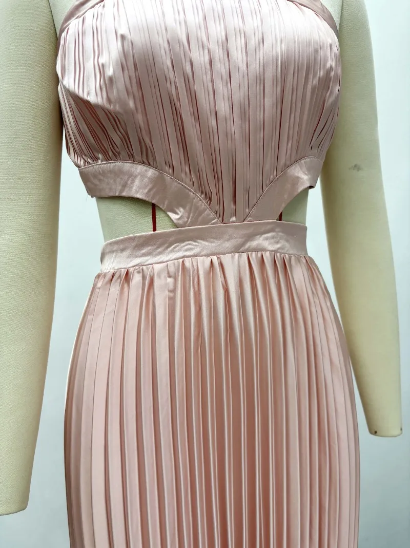 Zartrosa Plissiertes Neckholder-Satinkleid für Damen, Elegantes Afrikanisches Maxikleid mit Cut-Out-Taille, Ärmelloses Langes Abendkleid – Detail 5