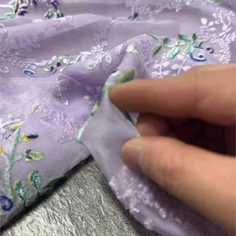 Ein neues Mantel- und Rüstungsset im chinesischen Stil aus handbemaltem Samtstoff mit integrierten Mustern aus Seide