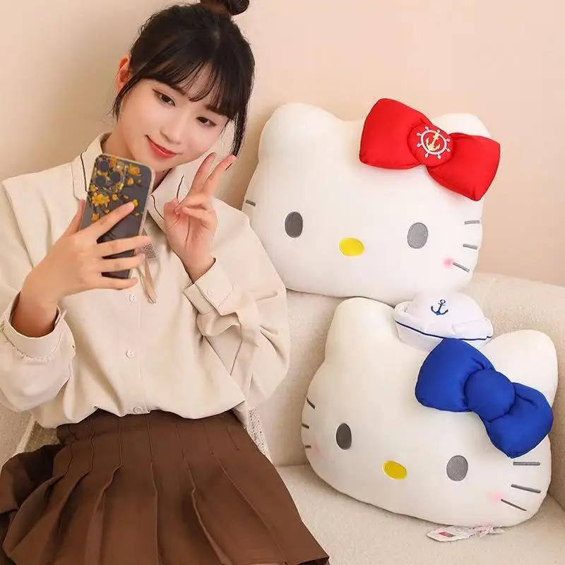 Le dernier oreiller tête de chat Hello Kitty de Miniso avec des jouets en peluche, un dessin animé mignon et un cadeau approprié pour les amis