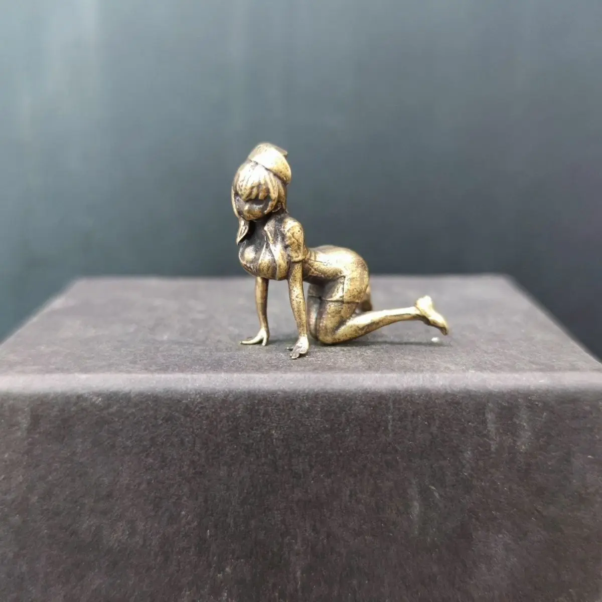 

2.8cm Solid Copper Caregiver Statue Kneeling Medic Pose Bandage Patch & Cross Symbol Vintage Medical Desk Decor Collectible Gift