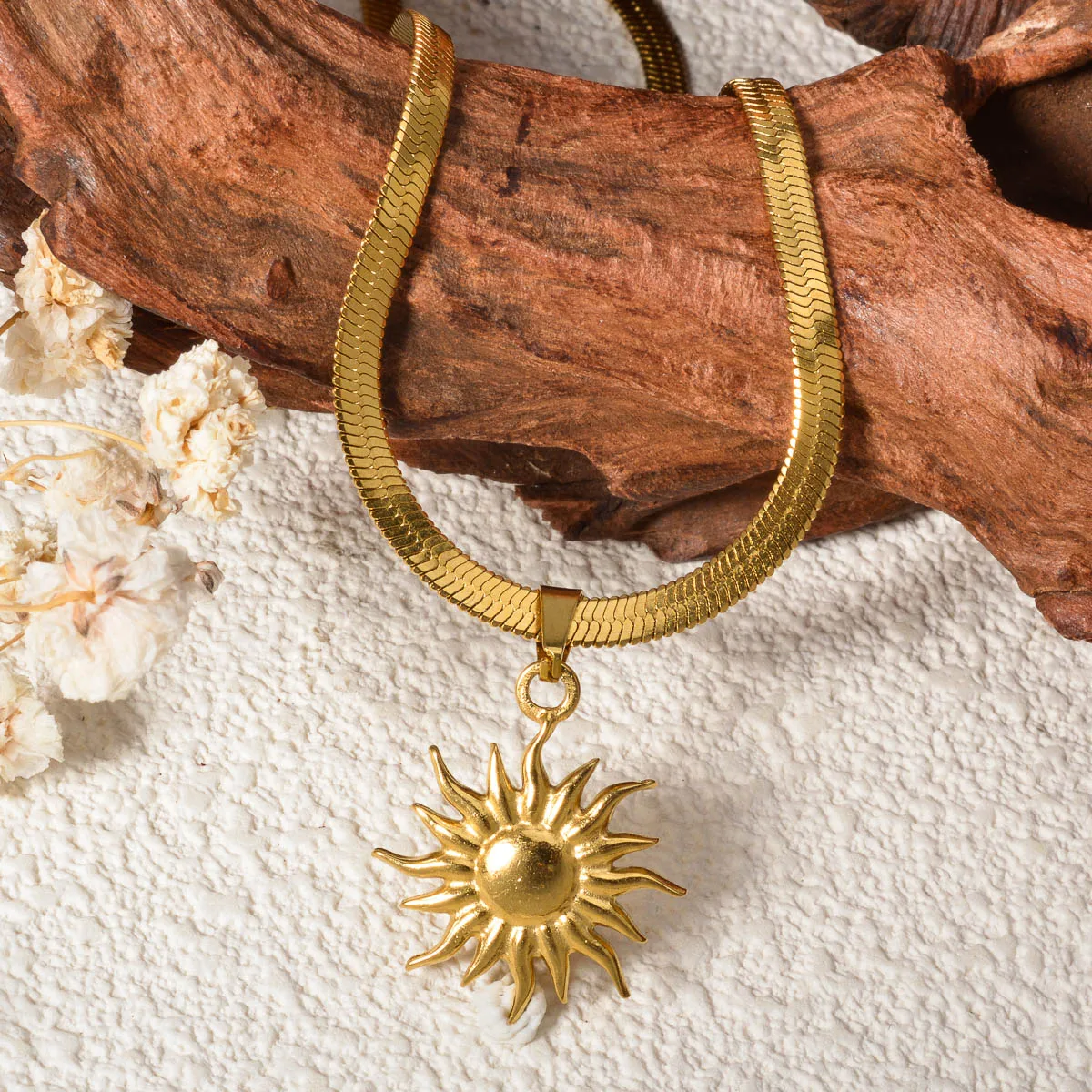 

Stainless Steel Golden Fashion Sun Pendant Necklace For Women Girl New Concise Solar Neck Chain Jewelry Gift for Anniversary