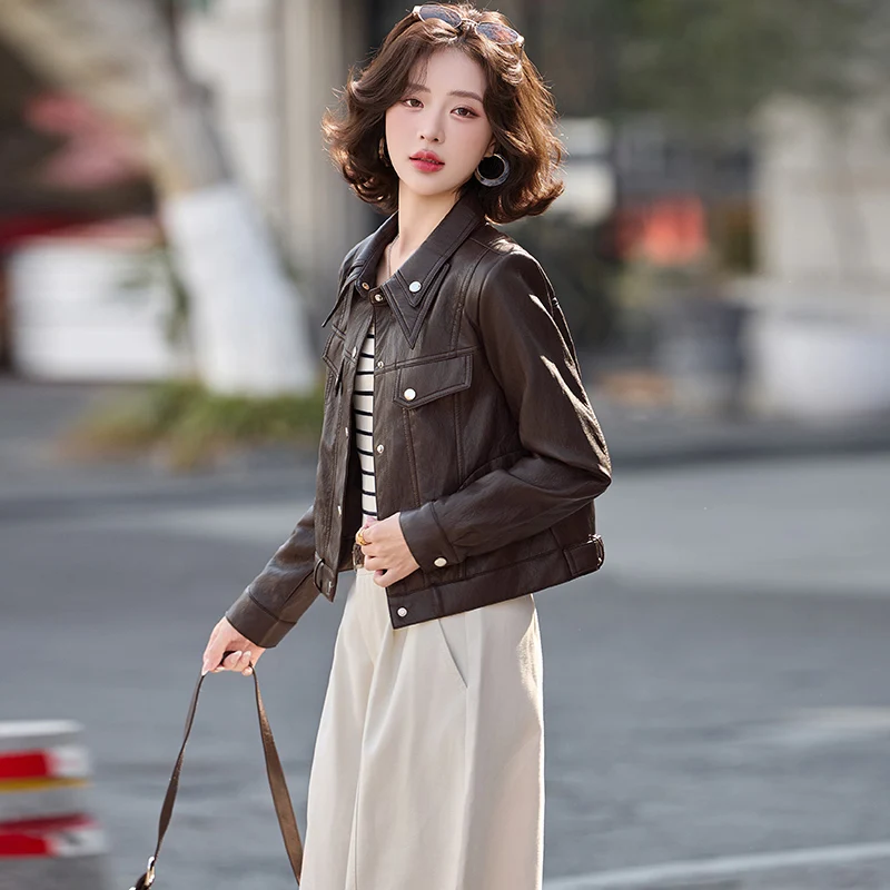 جاكيت نسائي قصير من الجلد الصناعي المجعد لربيع وخريف 2026، بياقة مقلوبة وأزرار أمامية، ملابس خارجية عصرية