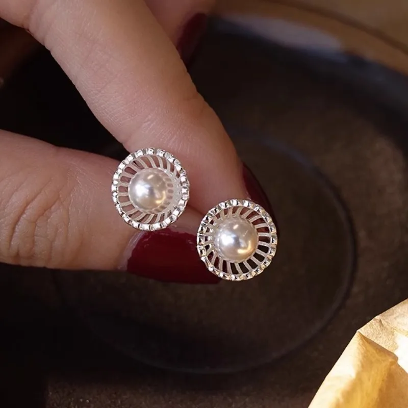 

CCFJOYAS 925 Sterling Silver French Hollow Shell Pearl Earrings for Women Light Luxury Exquisite Pearl Stud Earrings Jewelry