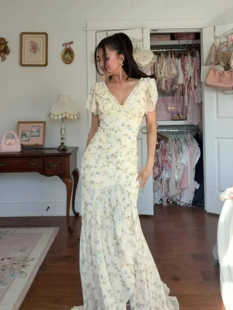

Chic Floral V-Neck Maxi Dress with Ruched Waist & Flutter Sleeves, Flowy Ruffle Hem Party Gown