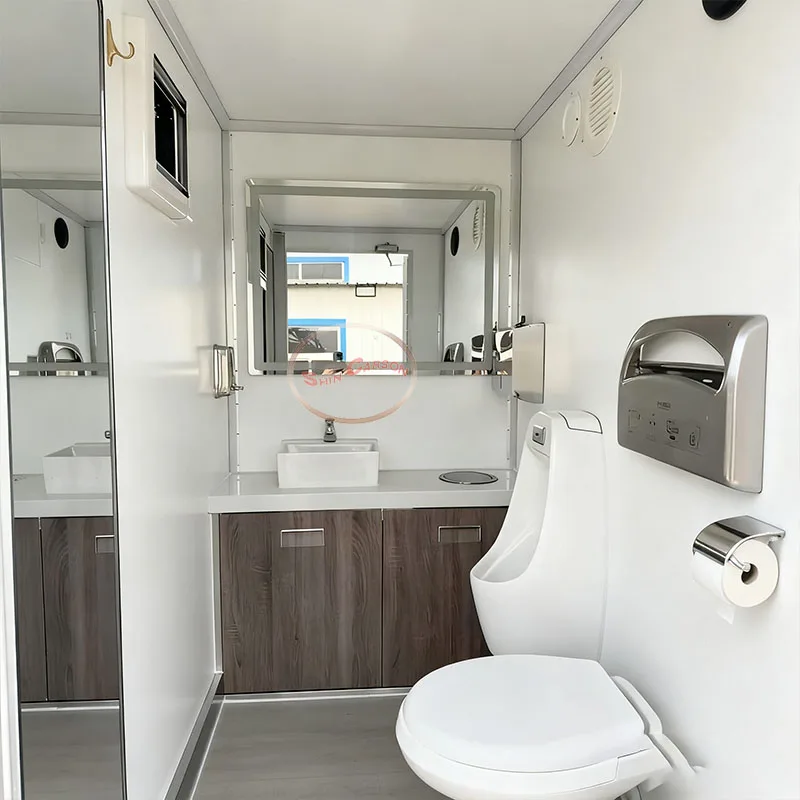 Inodoro móvil para exteriores, estructura de caja blanca, entrada doble con lavabo y espejo para eventos al aire libre a gran escala