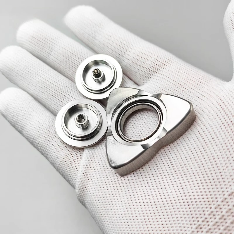 Giocattolo di decompressione giroscopico con punta delle dita meccanico tattile in metallo con motivo a coltello in acciaio inossidabile EDC a tre pagine