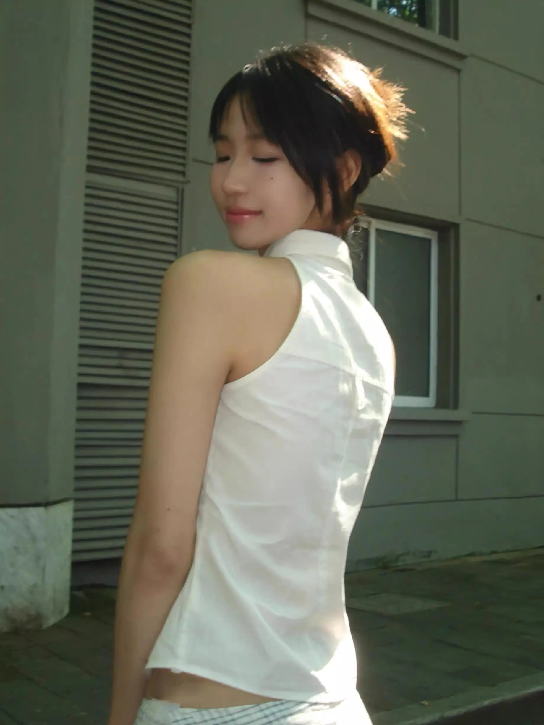 قميص نسائي أبيض بدون أكمام مكشوف الكتفين، موضة صيفية، مقاس صغير، يقلل من مظهر العمر، قميص داخلي بخصر ضيق، نمط كاجوال