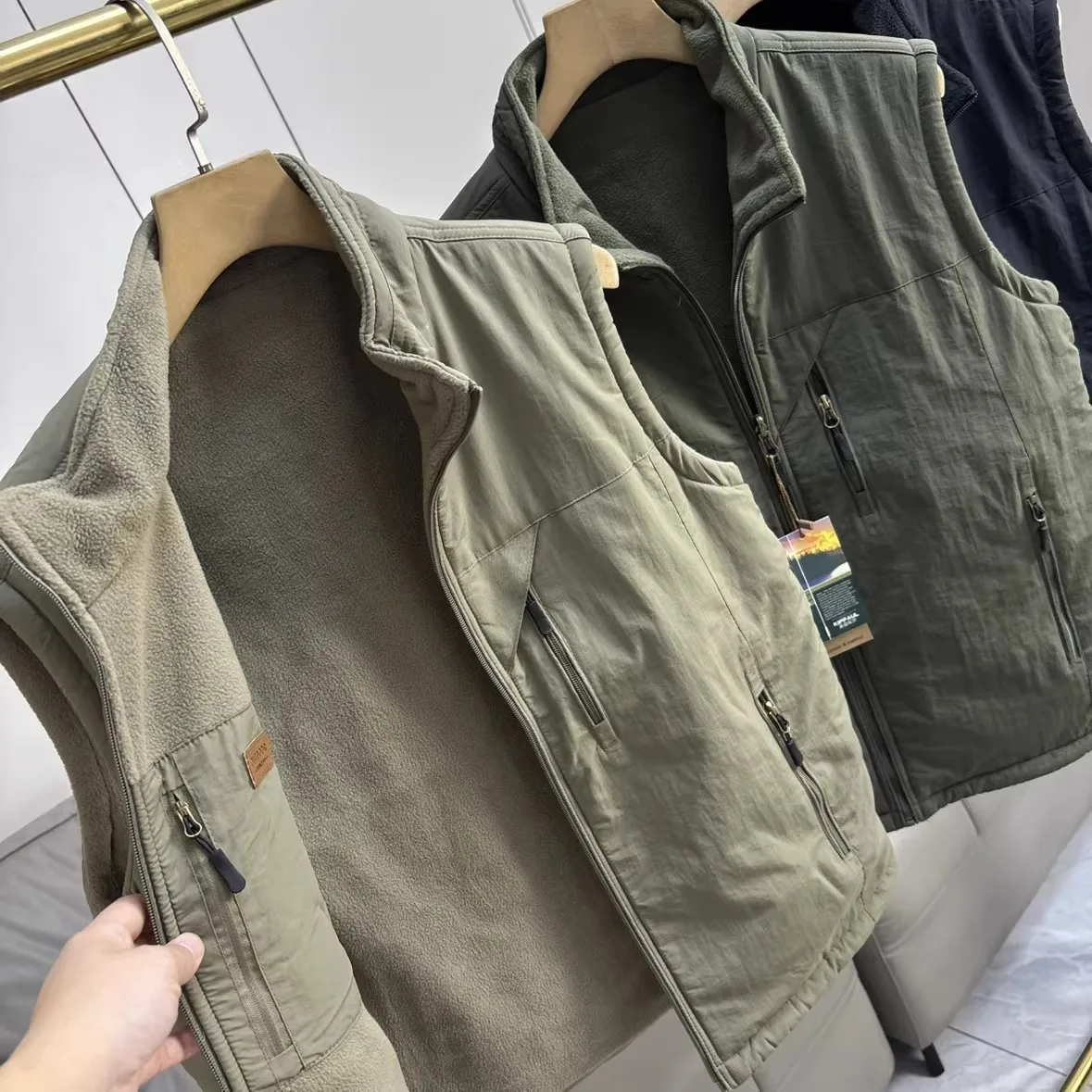 Outdoor Waterproof Fleece Lined Thickened Winter Men's Vest Multiple Pockets Workwear Double Sided Wear Standard Fit Zipper C...