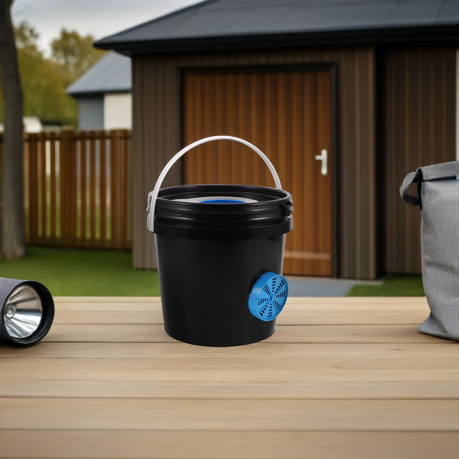 

2L Beekeeping Bucket Weatherproof Plastic Pail Efficient Bee Light Blocking Design Portable Bee Shelter Garden