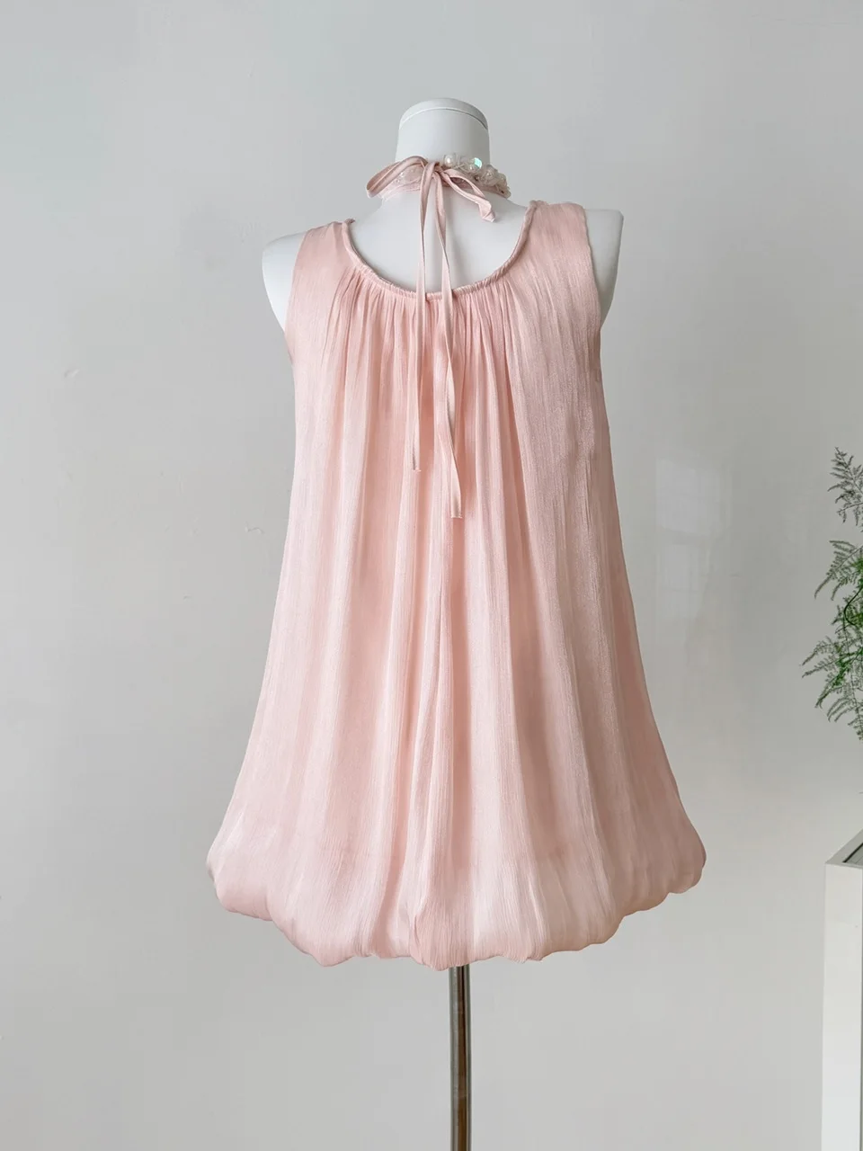 فستان نسائي صيفي فاخر بخيوط لامعة وزخارف ثقيلة، تنورة قصيرة بتصميم A-Line وخصر مرتفع، بلون وردي ناعم مع زخارف على شكل براعم ز...