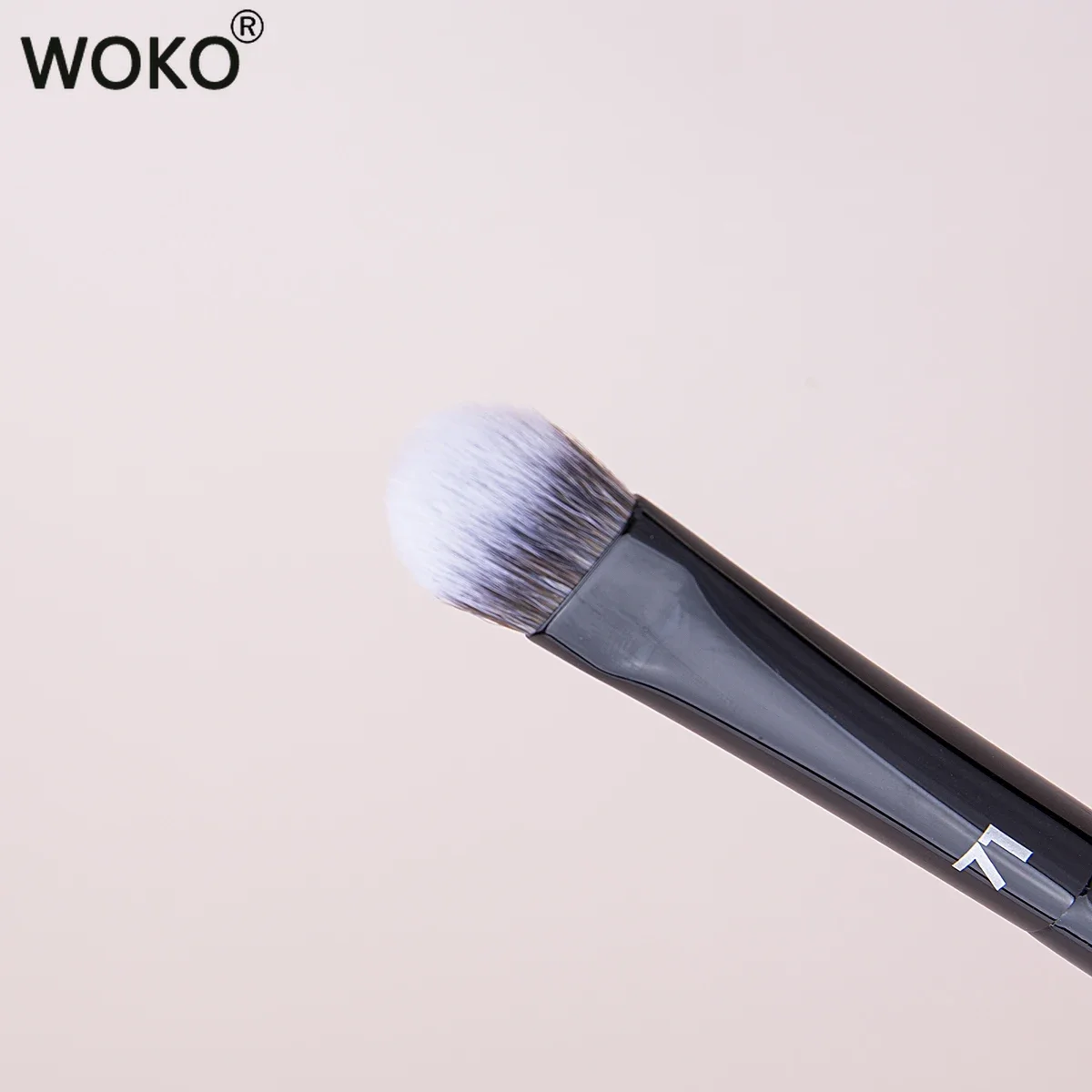 71 Angled Concealer Brush Buildable Coverage Concealer Blending Makeup Brush Professional Concealer Liquid Cream Makeup Tool