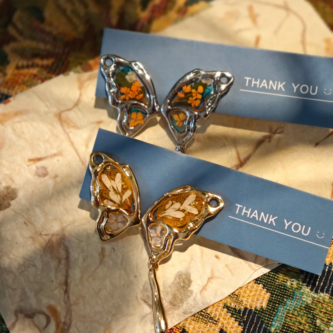 

3332 Wholesale Handmade Exquisite Butterfly Resin Dried Real Flower Asymmetric Earrings Vintage Creative Christmas Holiday Gift