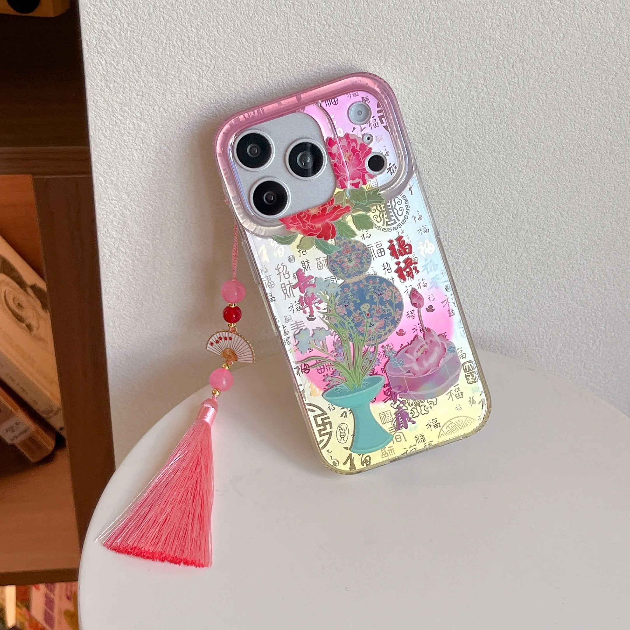 Traditionelle Chinesische Farbverlauf-Pfingstrosen-Laterne Rosa Fächer-Quasten Handyhülle für iPhone 18 17 16 15 14 11 12 13 Pro Max Plus Rückseiten-Cover – Detail 2
