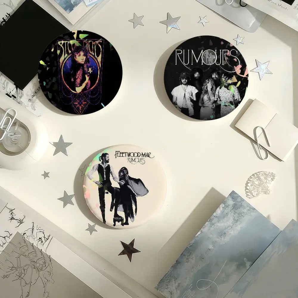 Band F-Fleetwood M-Mac Stevie Nicks Laser-Abzeichen Kreative Anstecknadeln Brosche für Taschen Kleidung Hut Deko Geschenke Fans Sammler