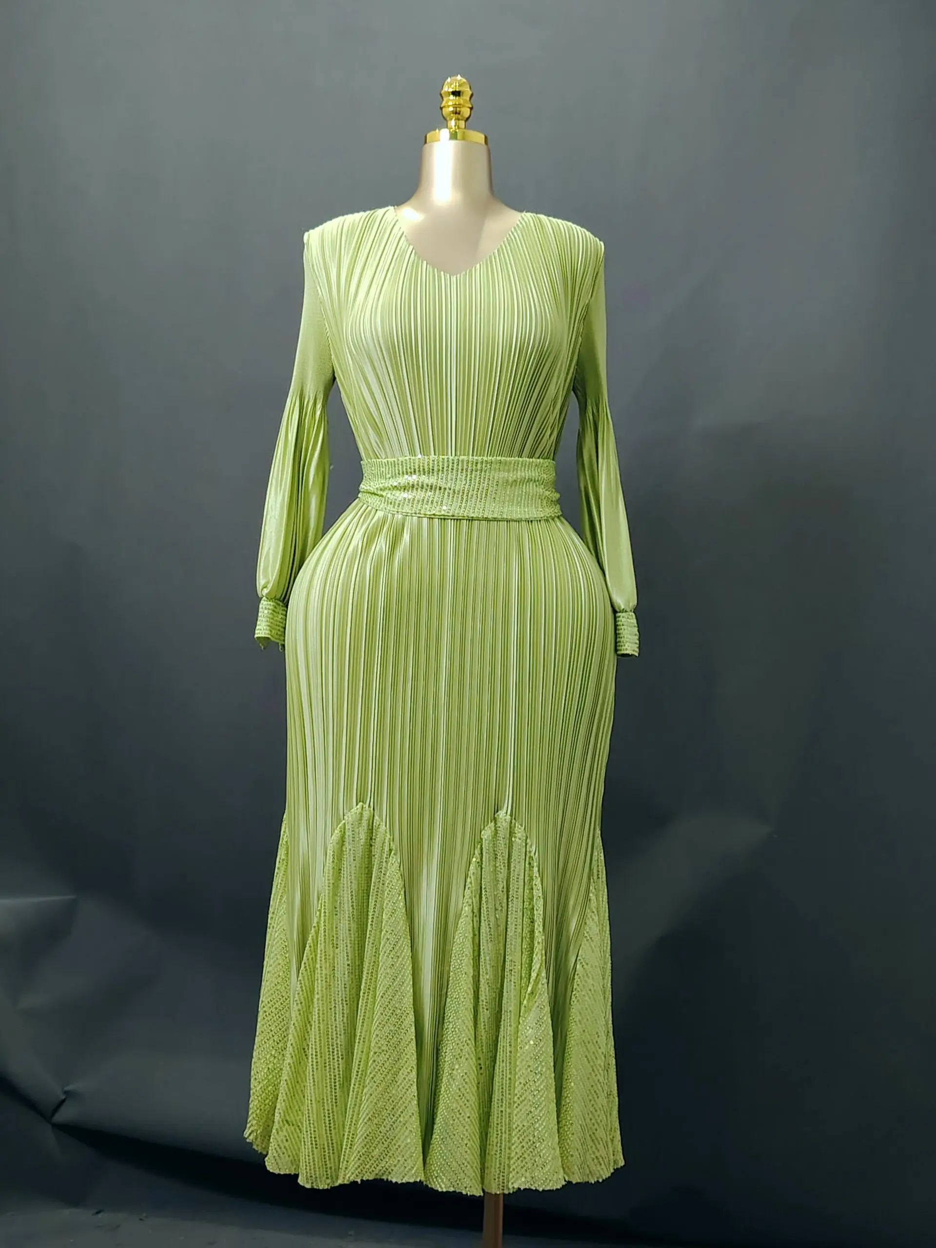 Elegantes Maxikleid mit langen Ärmeln, Plissee, Pailletten-Gürtel und Patchwork-Saum für Hochzeitsgäste, Damen, Übergröße – Detail 5
