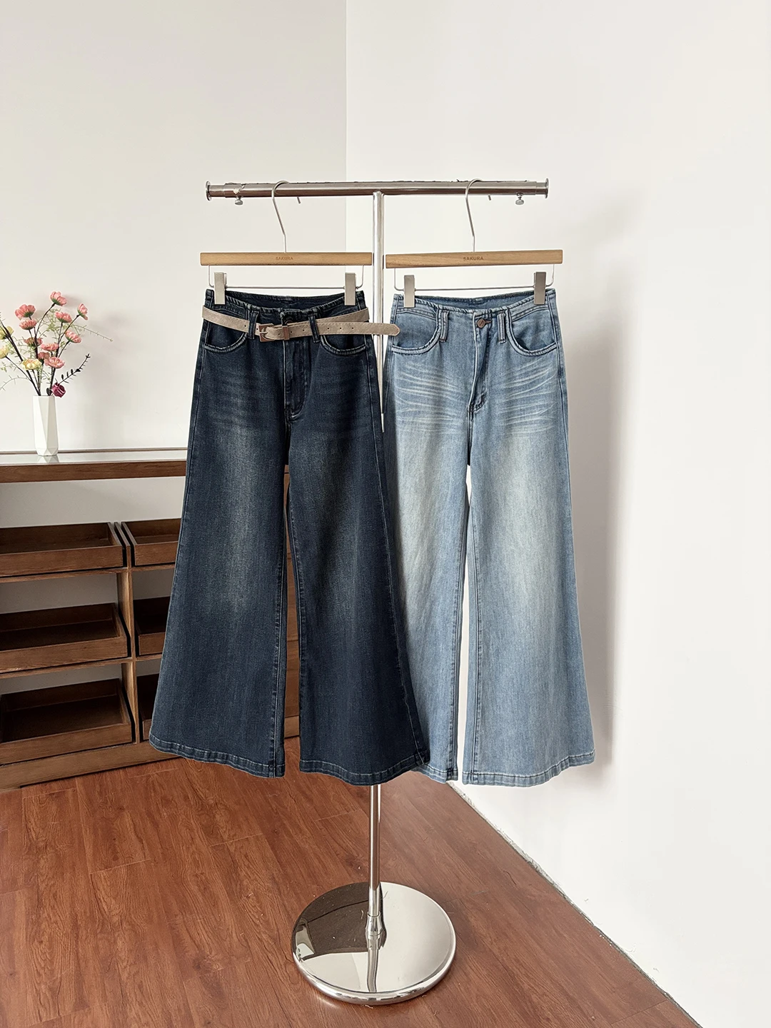 

Весна-Лето 2026: Модные женские джинсы с высокой талией, расклешенные, в стиле ретро, с эффектом утяжки талии, трендовые джинсовые брюки