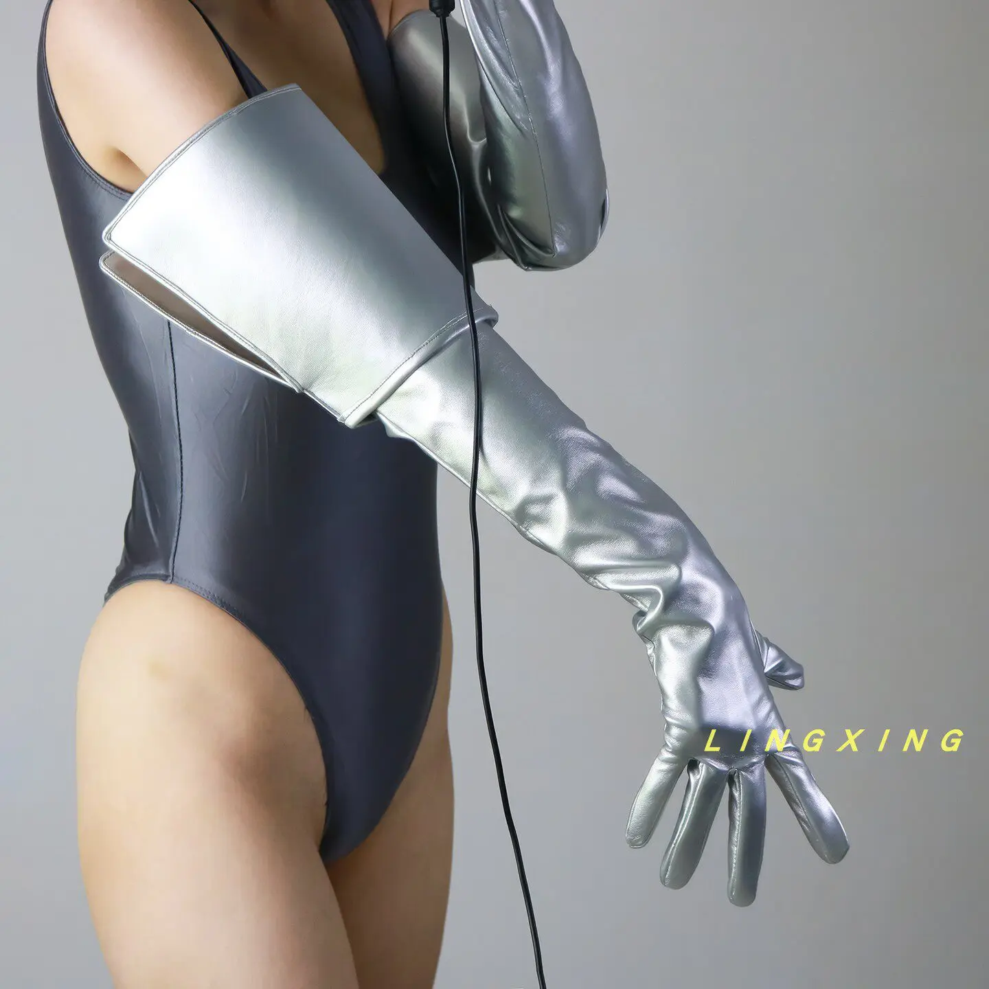 26 Zoll (65 cm) lange Handschuhe aus Kunstleder, PU, Latex, weiß, extra tief geschnitten, umklappbar, im Cyberpunk-Stil, Armstulpen, sexy Damen-Fäustlinge – Detail 12