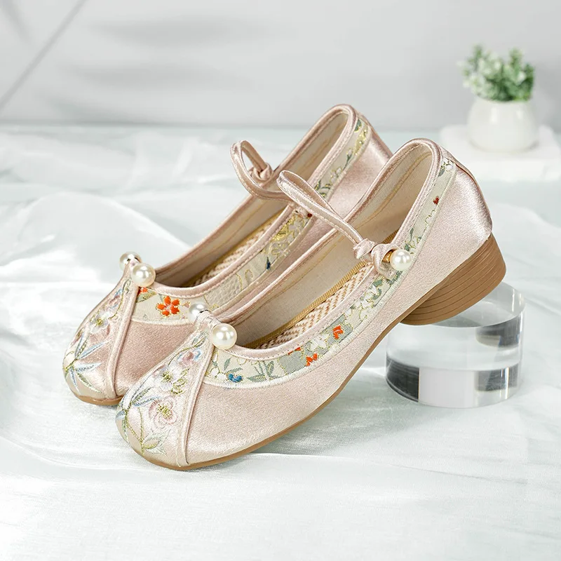 New Chinese Cheongsam Shoes, Adopt Middle Heel and Round Head Design, Traditional Old Beijing Embroidery Element