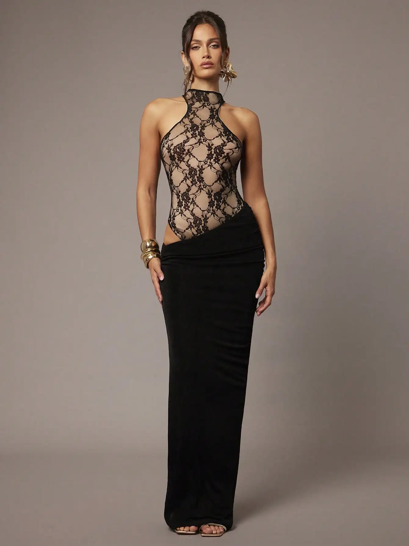 

Черное асимметричное кружевное платье макси с воротником-халтер и прозрачной вставкой