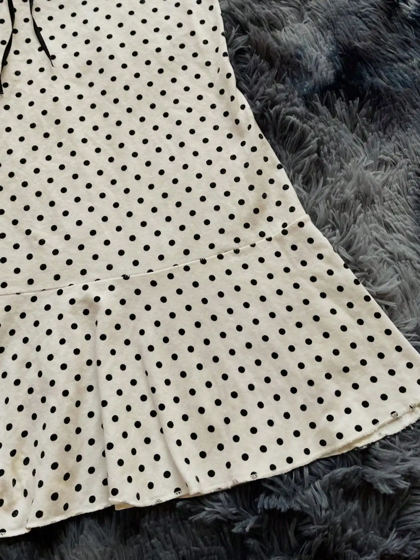 Damska sukienka mini bez ramiączek z falbankami, nadrukiem w kropki i kontrastową koronką.