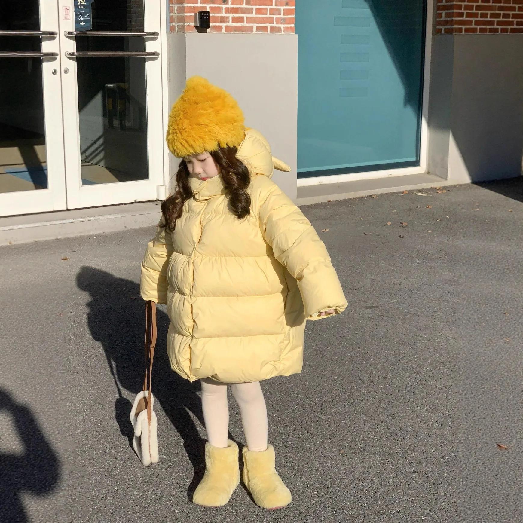 

Пуховик для девочек, зима 2024, новая корейская версия, с капюшоном, средней длины, хлопковая куртка с бутоном цветка, милая, модная повседневная одежда